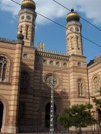 la-muy-conocida-e-importante-sinagoga-de-budapest.jpg